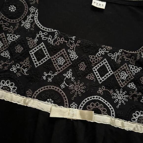 Axes Femme Black white embroidered bib peasant blouse lace trim Size medium - Picture 2 of 8